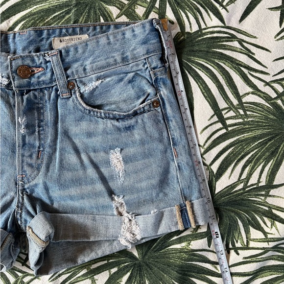 SOLD✨ H&M • Boyfriend Distressed Jean Shorts - Picture 7 of 10